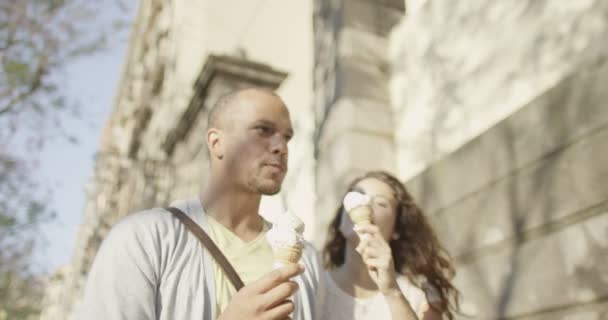 Pareja disfrutando de helados — Vídeos de Stock