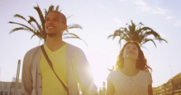 Pareja caminando por la ciudad — Vídeo de stock