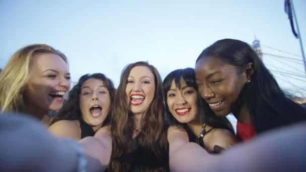 Kvinnliga vänner pose att ta en selfie — Stockvideo