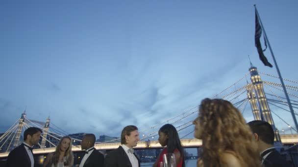 Grupo socializando en fiesta en barco — Vídeos de Stock