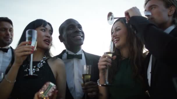 Amigos bebiendo champán — Vídeos de Stock