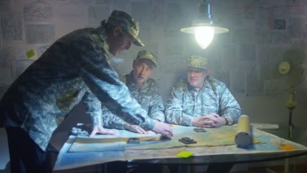 Military officers discussing battle strategy — Stock Video