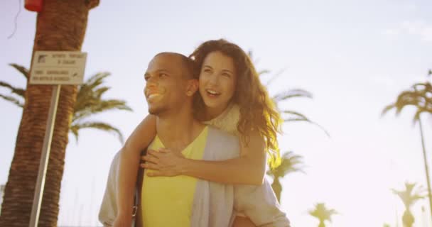 Щаслива пара у відпустці — стокове відео