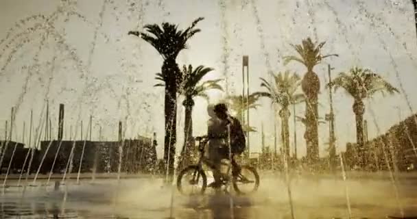 Çeşme serinlemek bisikletli çocuklar — Stok video