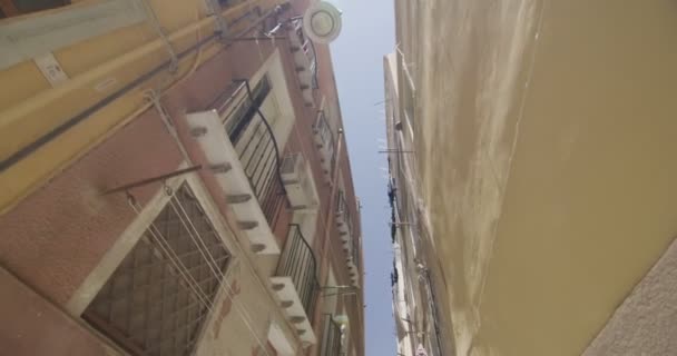 Calle estrecha en la ciudad italiana — Vídeo de stock