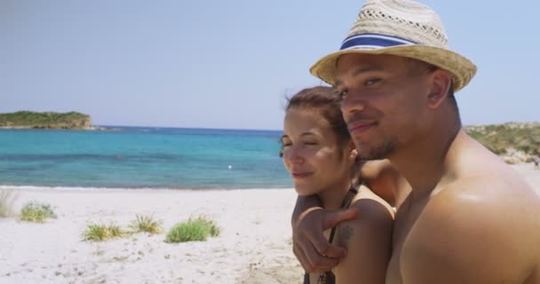 在海滩上放松的情侣 — 图库视频影像