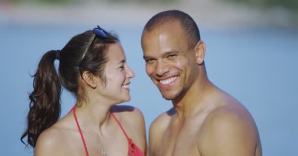 Casal relaxante na praia — Vídeo de Stock