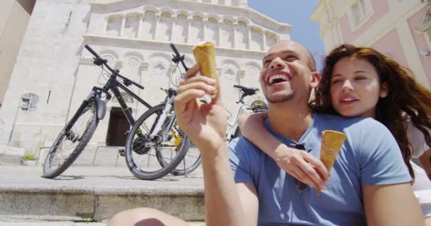 Pareja comiendo helado — Vídeo de stock