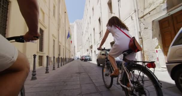 Pareja con bicicletas turismo en la ciudad — Vídeo de stock
