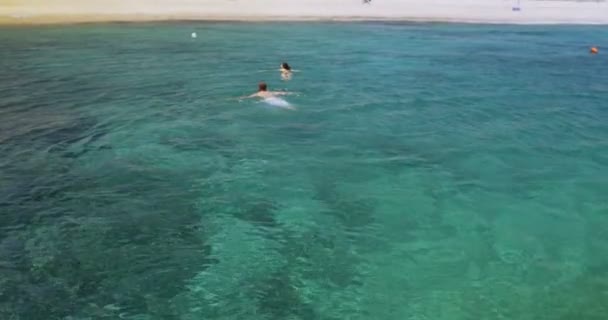 夫妇一起在清澈碧蓝的海水中游泳 — 图库视频影像