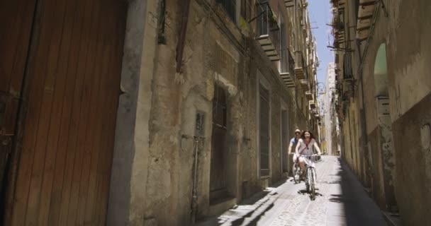 Ciclismo en pareja en la ciudad italiana — Vídeo de stock