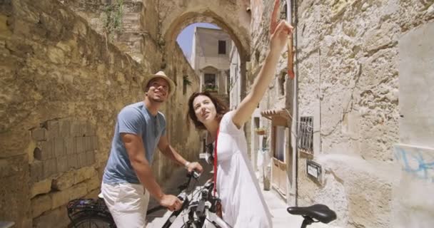 Paar mit Fahrrädern besichtigt Stadt — Stockvideo