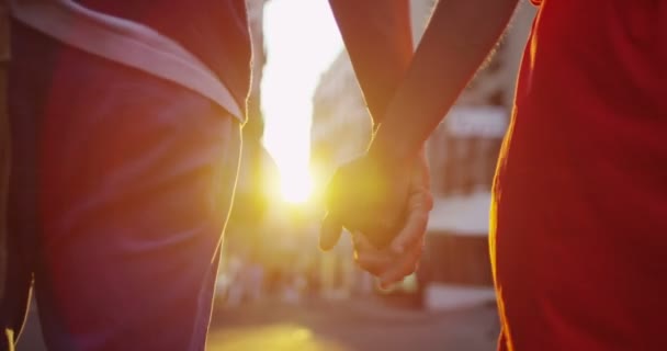 Paar lopen door een straat — Stockvideo