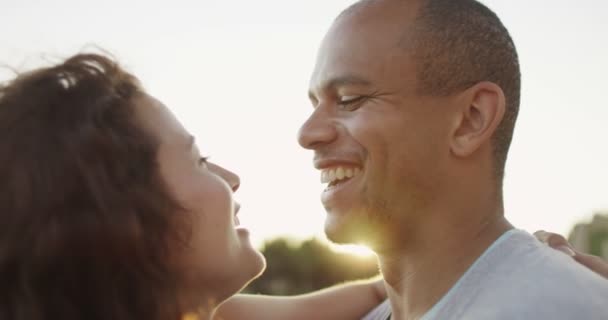 Casal apaixonado ao ar livre — Vídeo de Stock