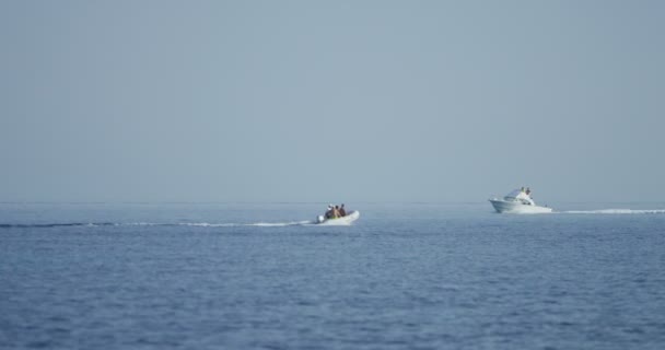 Човен подорожує морем — стокове відео