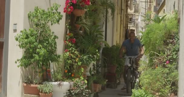 Couple cycling in Italian city — Stock Video