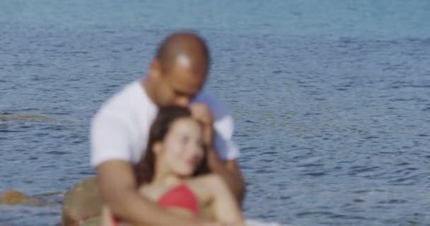 Casal relaxante na praia — Vídeo de Stock