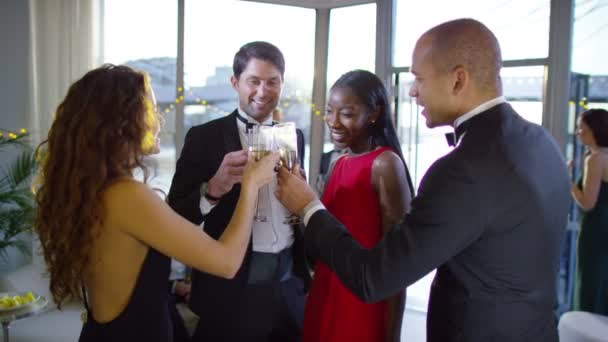 Елегантні друзі п'ють шампанське — стокове відео