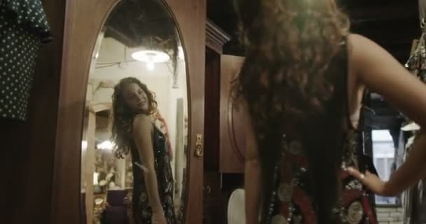 Çekici kadın yeni elbise çalışıyor — Stok video