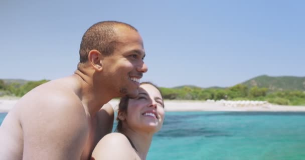 Casal relaxante na praia mediterrânea — Vídeo de Stock