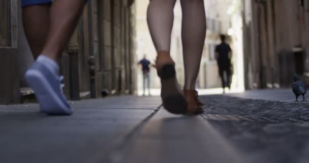 Pareja caminando por la calle — Vídeo de stock