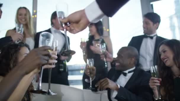 Vrienden drinken champagne — Stockvideo