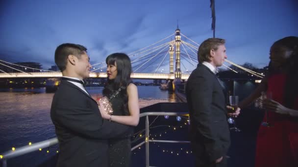 Asiático pareja abrazo en barco cubierta — Vídeo de stock
