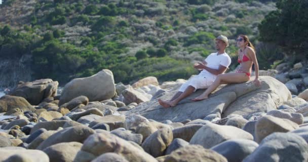 Pareja relajándose en la playa — Vídeo de stock