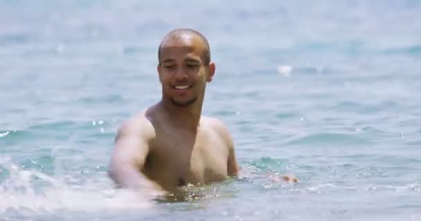 Homme relaxant dans l'eau — Video