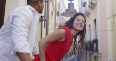 Çift balkona çıkmak