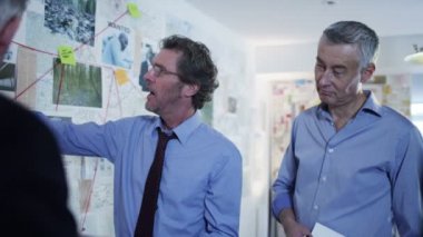 Dedektifler olay odasında çalışma