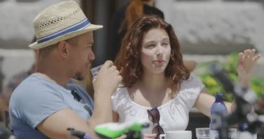 Kafede chat yapan Çift