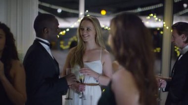 partide tek başına duran kadın