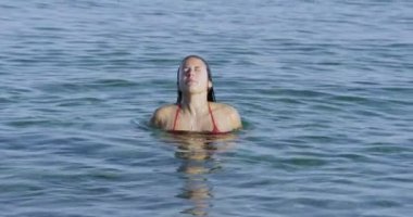  Denizden çıkan kadın