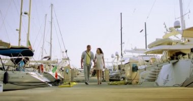 Tekneler ve liman bakarak Çift