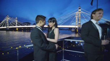 Asya çift kucaklama tekne güvertede