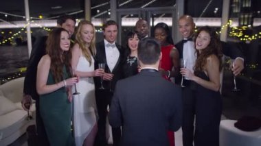 bir selfie almak için bir parti poz arkadaşlar