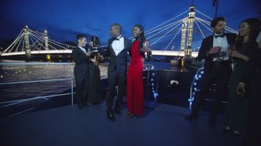 Tekne partisi şampanya içiyor arkadaşlar 