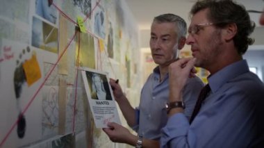 Dedektifler olay odasında çalışma