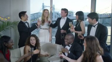  Şampanya içiyor arkadaşlar