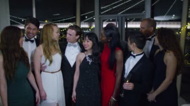 arkadaşlar, göz alıcı partide