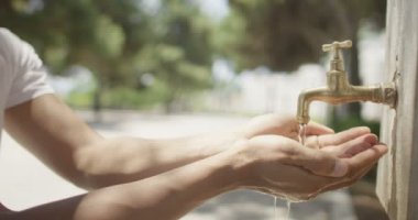 adam su akışı altında el yıkama