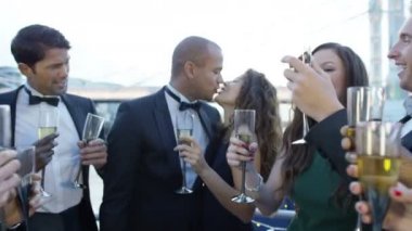 Güvertede çift öpücük