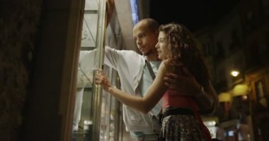 Çift pencere şehirde alışveriş