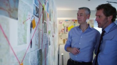 Dedektifler olay odasında çalışma