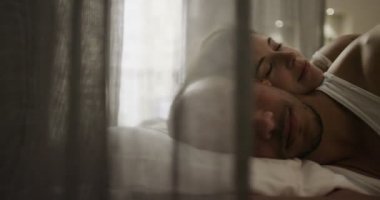  Yatak odasında çift sevişiyor