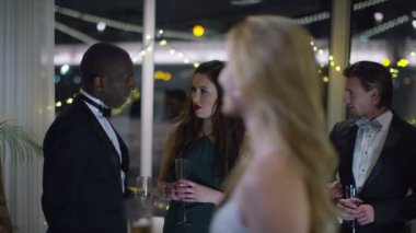 partide tek başına duran kadın