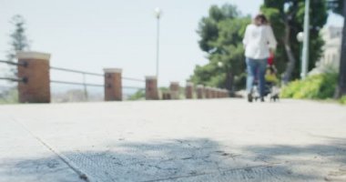 Anne çocukları ile açık havada yürüyüş