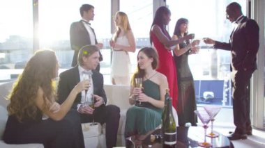 zarif arkadaşları şampanya içmek 