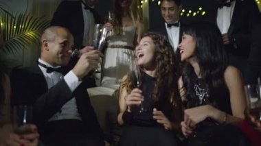 Şampanya içiyor arkadaşlar